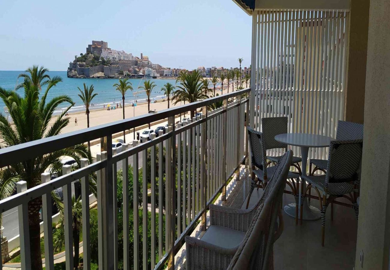 terraza con vistas al mar en peñiscola vacaciones