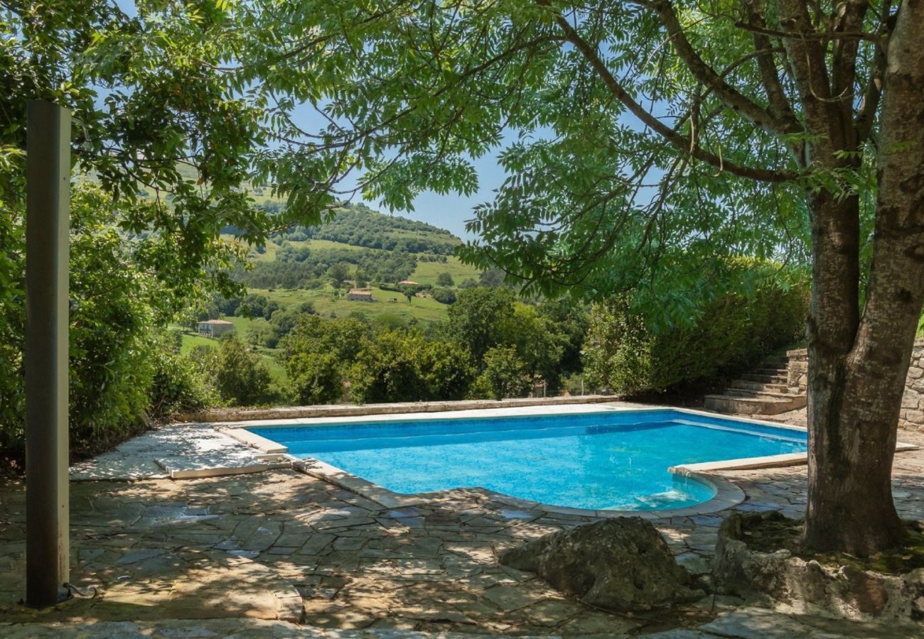 Villa con piscina privada en Cantabria