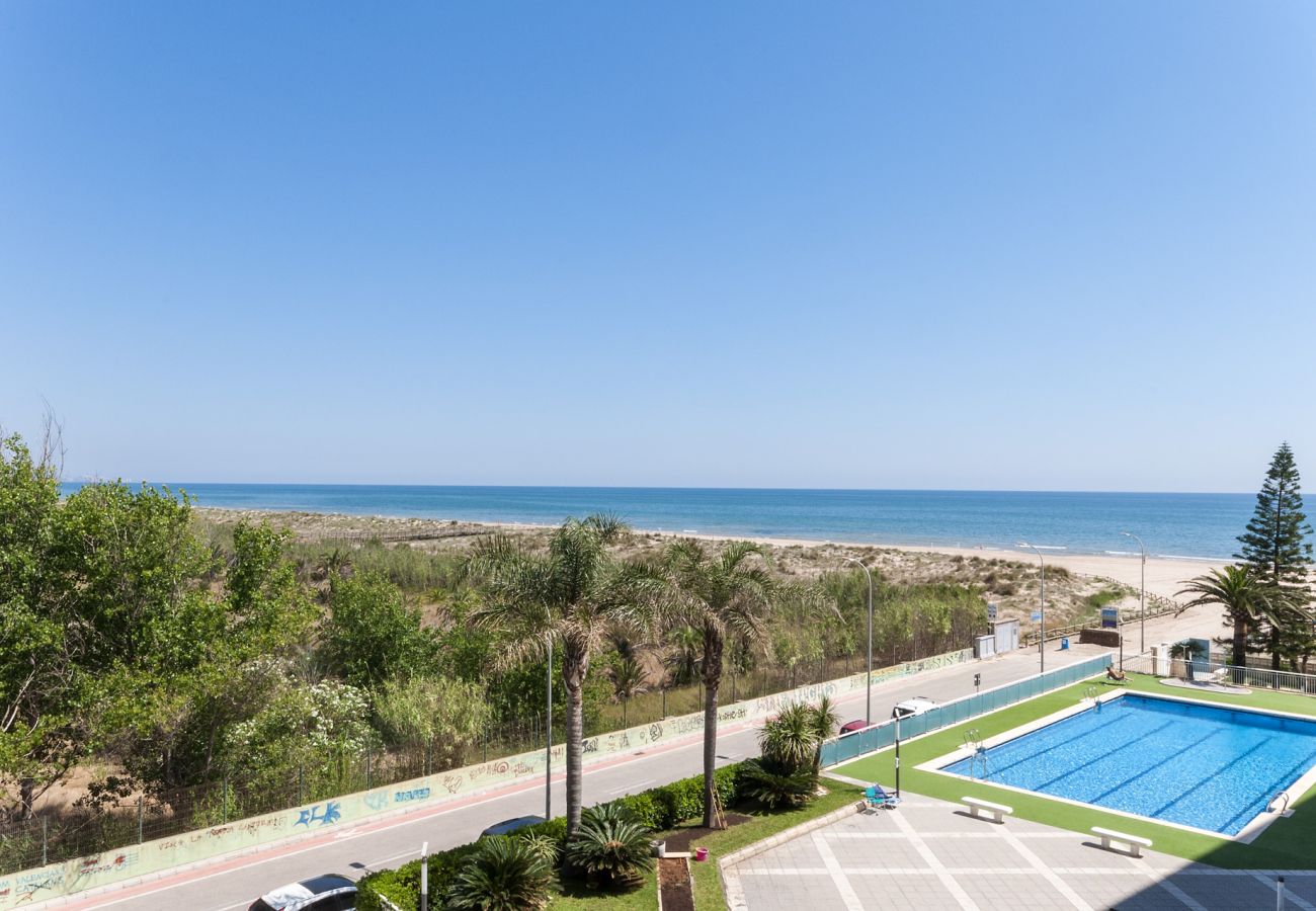 luxury beachfront apartment, amazing sea views, terrace wifi Gandia