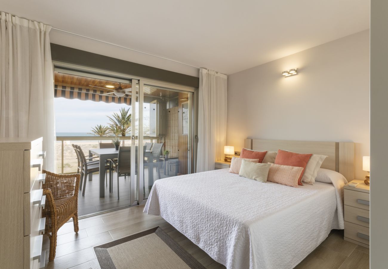 luxury beachfront apartment, amazing sea views, terrace wifi Gandia